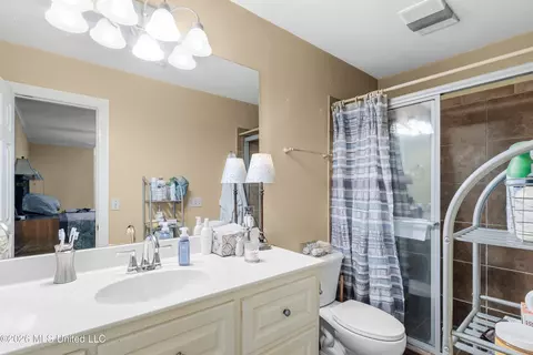 Bath - 1448 Tracewood Dr, Jackson, MS 39211 photo 3 of 4