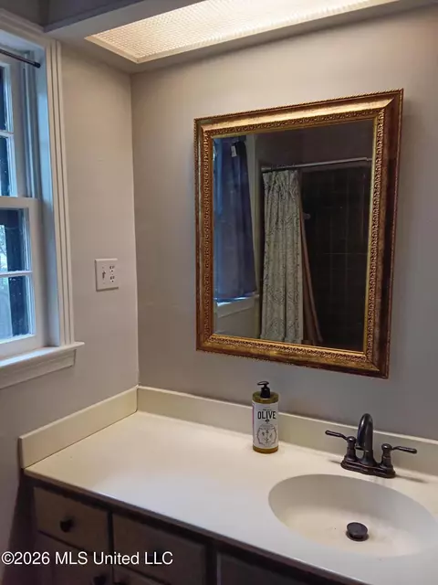 Bath - 607 E Percy St, Indianola, MS 38751 photo 2 of 2