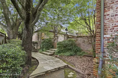 Exterior - 6 Pecan Hollow Dr, Jackson, MS 39211 photo 5 of 20