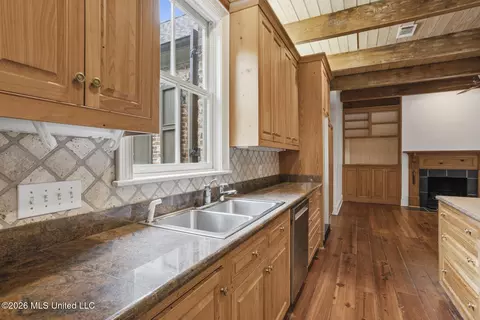 Kitchen - 6 Pecan Hollow Dr, Jackson, MS 39211 photo 6 of 6
