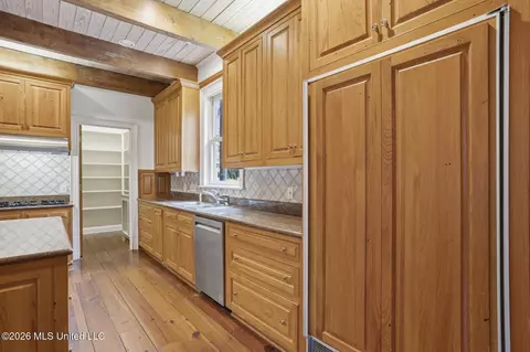 Kitchen - 6 Pecan Hollow Dr, Jackson, MS 39211 photo 4 of 6
