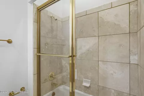 Bath - 6 Pecan Hollow Dr, Jackson, MS 39211 photo 5 of 7