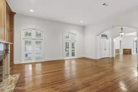 Living - 6 Pecan Hollow Dr, Jackson, MS 39211 photo 2 of 8