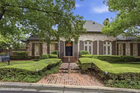 6 Pecan Hollow Dr, Jackson, MS 39211