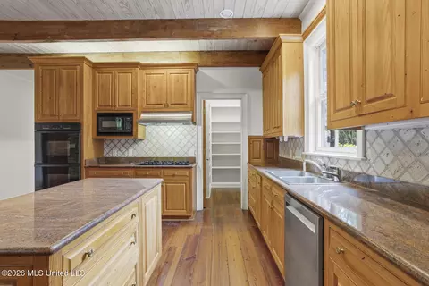 Kitchen - 6 Pecan Hollow Dr, Jackson, MS 39211 photo 3 of 6