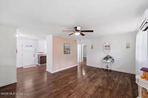 Living - 105 Willow Ln, Florence, MS 39073 photo 5 of 5