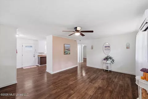 Living - 105 Willow Ln, Florence, MS 39073 photo 2 of 5