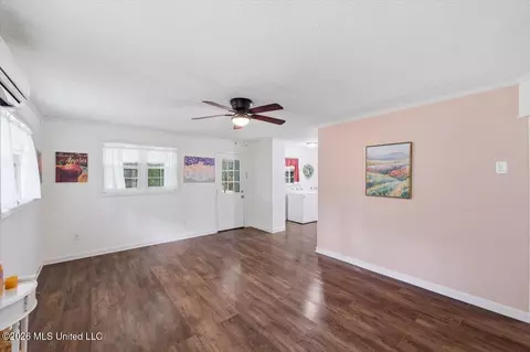 Living - 105 Willow Ln, Florence, MS 39073 photo 3 of 5