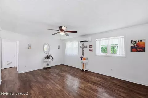 Living - 105 Willow Ln, Florence, MS 39073 photo 4 of 5
