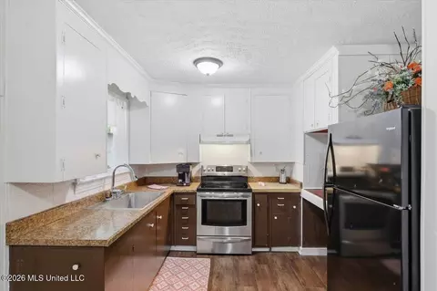 Kitchen - 105 Willow Ln, Florence, MS 39073 photo 2 of 4