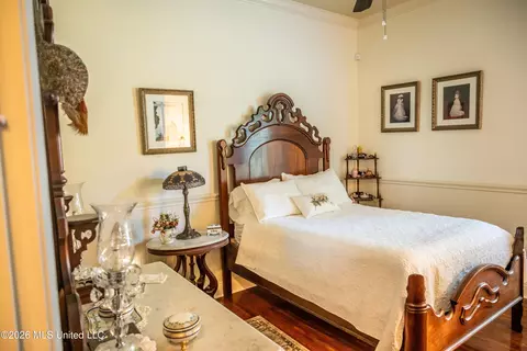 Bedroom - 10 Audubon Pl, Natchez, MS 39120 photo 3 of 7
