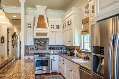 Kitchen - 10 Audubon Pl, Natchez, MS 39120 photo 2 of 2