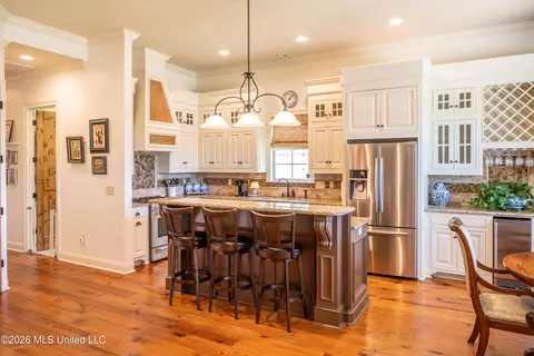Kitchen - 10 Audubon Pl, Natchez, MS 39120 photo 1 of 2