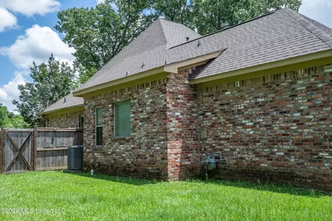 Exterior - 10 Audubon Pl, Natchez, MS 39120 photo 3 of 5