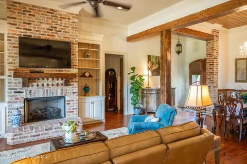 Living - 10 Audubon Pl, Natchez, MS 39120 photo 2 of 3