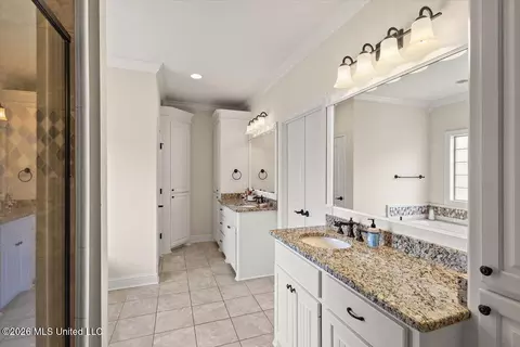 Bath - 822 Osagian Cir, Brandon, MS 39042 photo 1 of 4
