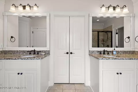 Bath - 822 Osagian Cir, Brandon, MS 39042 photo 2 of 4