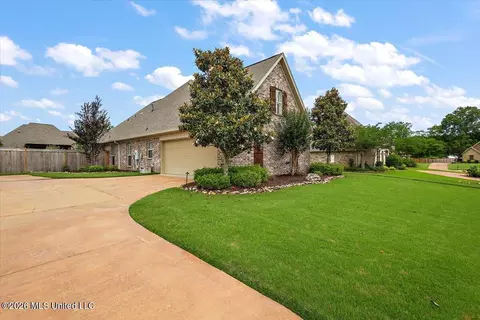 Exterior - 822 Osagian Cir, Brandon, MS 39042 photo 2 of 9