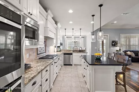 Kitchen - 822 Osagian Cir, Brandon, MS 39042 photo 3 of 4