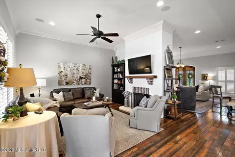 Living - 822 Osagian Cir, Brandon, MS 39042 photo 5 of 7