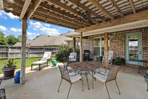 Exterior - 822 Osagian Cir, Brandon, MS 39042 photo 6 of 9