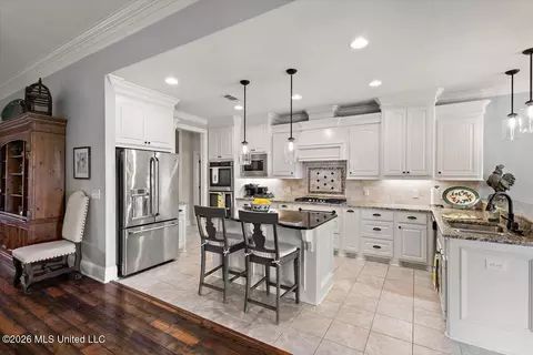 Kitchen - 822 Osagian Cir, Brandon, MS 39042 photo 2 of 4