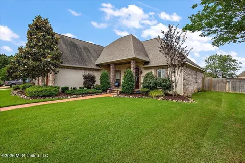 Exterior - 822 Osagian Cir, Brandon, MS 39042 photo 4 of 9