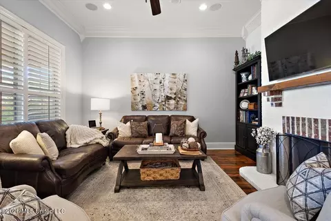 Living - 822 Osagian Cir, Brandon, MS 39042 photo 6 of 7