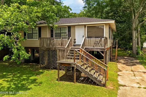 1210 11th St, Pascagoula, MS 39567