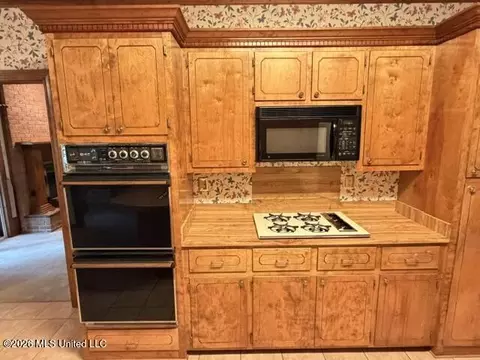 Kitchen - 340 Hanley Cir, Brandon, MS 39047 photo 3 of 4