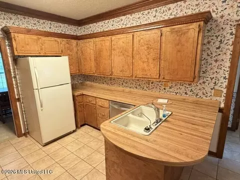 Kitchen - 340 Hanley Cir, Brandon, MS 39047 photo 2 of 4