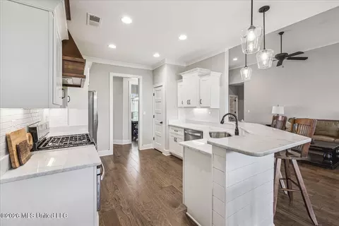 Kitchen - 2868 Liam Ln, Nesbit, MS 38651 photo 2 of 3