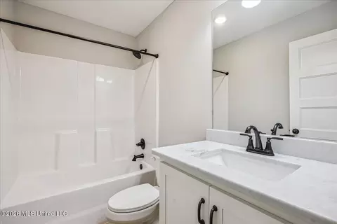 Bath - 2868 Liam Ln, Nesbit, MS 38651 photo 2 of 3