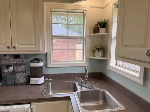 Kitchen - 306 Silverleaf Cv, Brandon, MS 39047 photo 5 of 5