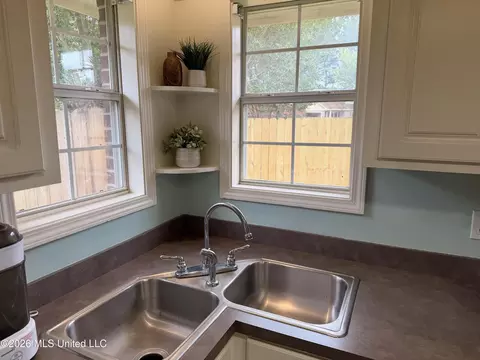 Kitchen - 306 Silverleaf Cv, Brandon, MS 39047 photo 2 of 5
