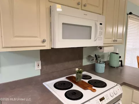 Kitchen - 306 Silverleaf Cv, Brandon, MS 39047 photo 4 of 5
