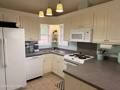 Kitchen - 306 Silverleaf Cv, Brandon, MS 39047 photo 3 of 5