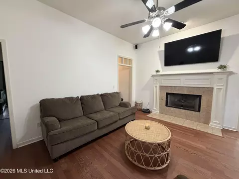 Living - 306 Silverleaf Cv, Brandon, MS 39047 photo 2 of 3