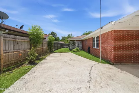 Exterior - 7208 Hampton Dr, Biloxi, MS 39532 photo 3 of 5