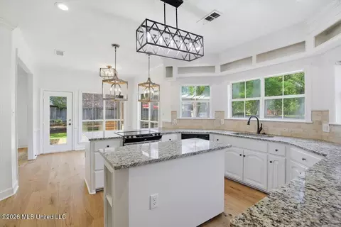 Kitchen - 122 Highwoods Blvd, Madison, MS 39110 photo 3 of 5