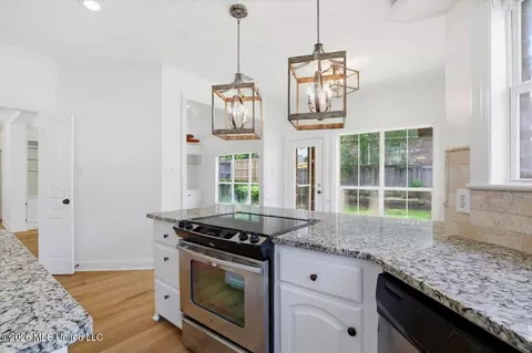 Kitchen - 122 Highwoods Blvd, Madison, MS 39110 photo 5 of 5