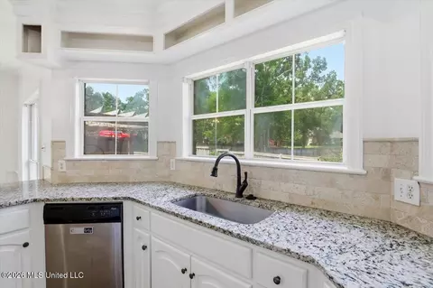 Kitchen - 122 Highwoods Blvd, Madison, MS 39110 photo 4 of 5
