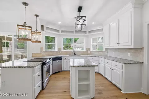 Kitchen - 122 Highwoods Blvd, Madison, MS 39110 photo 2 of 5
