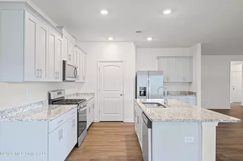Kitchen - 2397 Hyacinth Ln, Hernando, MS 38632 photo 4 of 5
