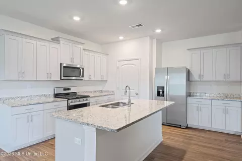 Kitchen - 2397 Hyacinth Ln, Hernando, MS 38632 photo 2 of 5