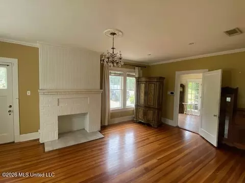 Living - 511 W Chippewa St, Brookhaven, MS 39601 photo 2 of 4