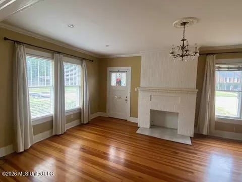 Living - 511 W Chippewa St, Brookhaven, MS 39601 photo 1 of 4