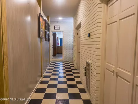 Entry Way - 1605 Lissa Dr, Mccomb, MS 39648 photo 2 of 2