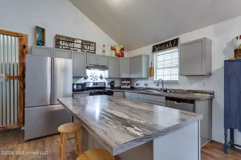 Kitchen - 5969 Sycamore Dr, Hernando, MS 38632 photo 3 of 4