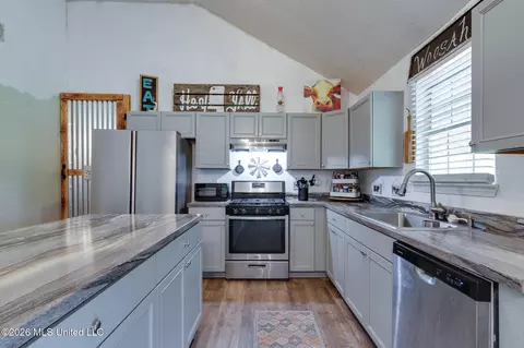 Kitchen - 5969 Sycamore Dr, Hernando, MS 38632 photo 2 of 4